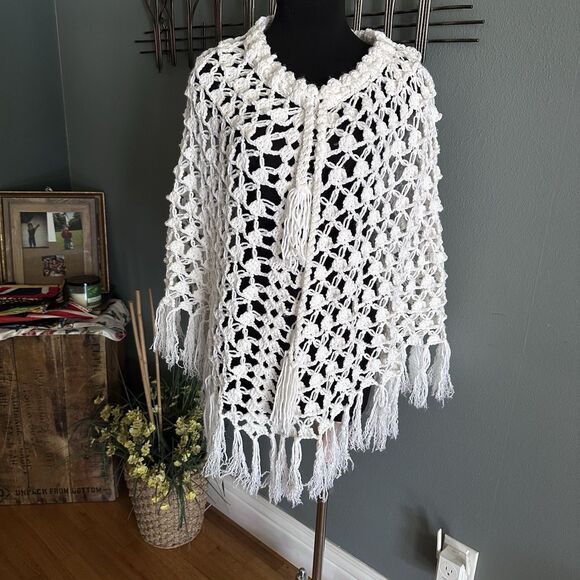 Vintage cream crochet  knit fringe poncho cape Christmas tree skirt or shawl S/M - Picture 6 of 6